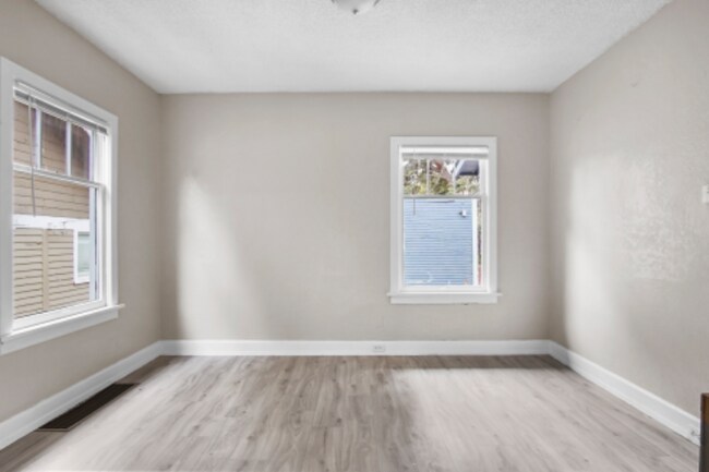Building Photo - 212 N 16th Ave