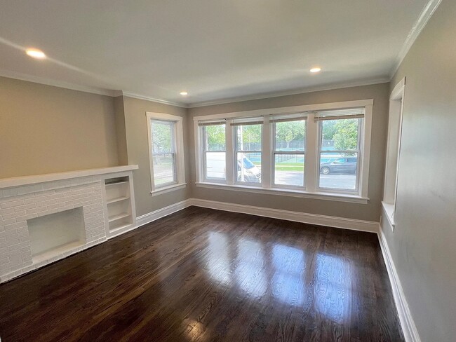 Building Photo - 5116 N Avers Ave