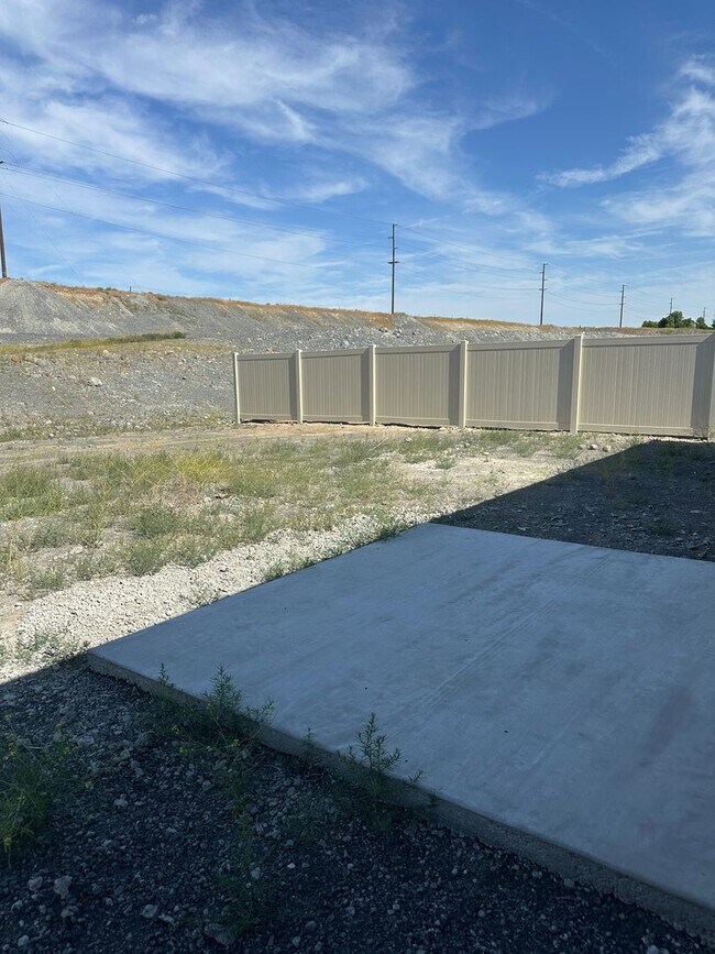Foto del edificio - New Construction Home For Rent! LOW SECURI...