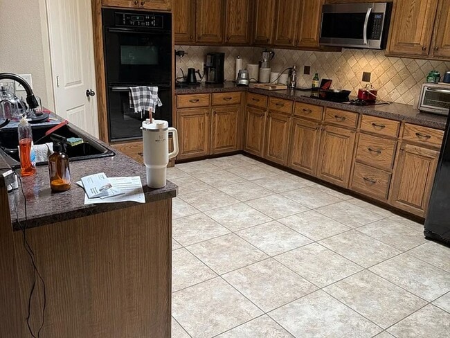 Building Photo - Spacious garden home in very nice neighbor...