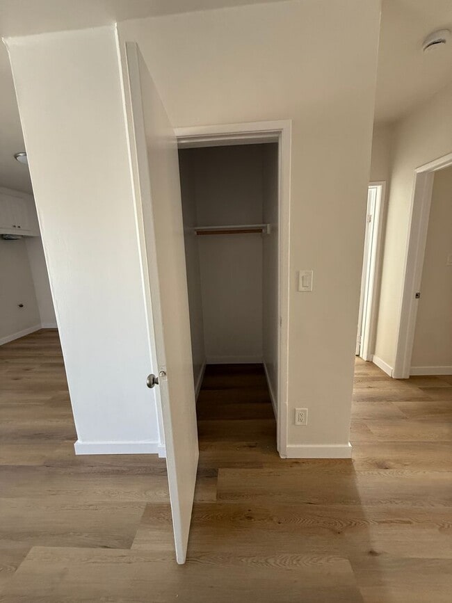 Building Photo - Makee Ave