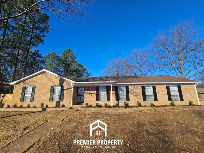 Newly Renovated 3BR Memphis Home w/ Vaulted Ceilings, Brick Fireplace & Covered Patio - Newly Renovated 3BR Memphis Home w/ Vaulted Ceilings, Brick Fireplace & Covered Patio