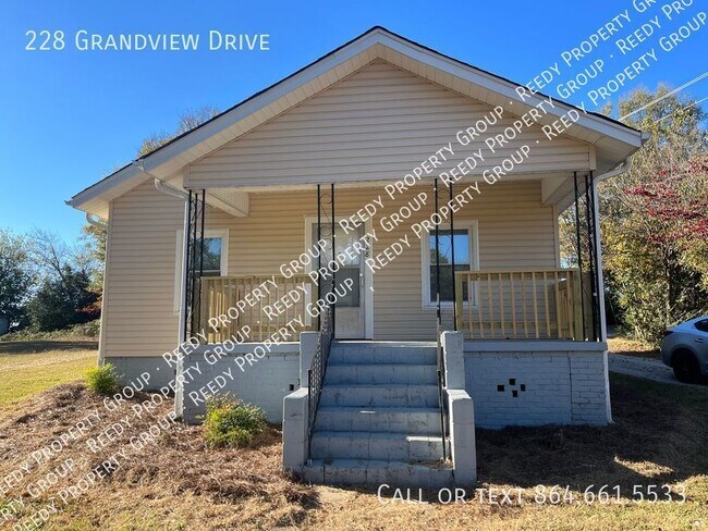 Building Photo - Great location. Only a three minute drive ...