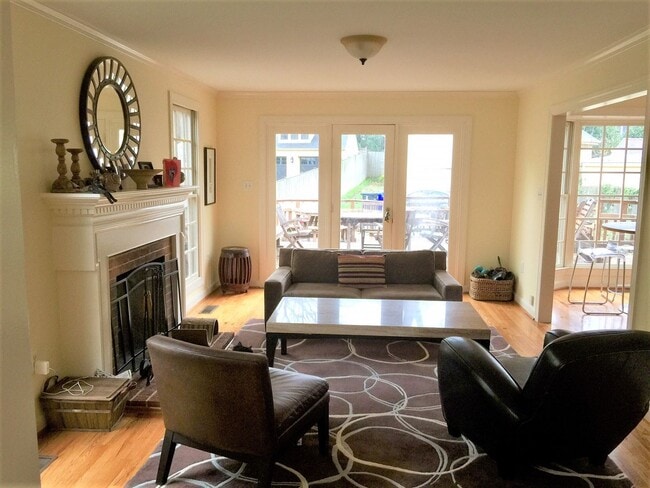 Building Photo - Miraculous & Palatial 5 Bedroom 3.5 Bathro...
