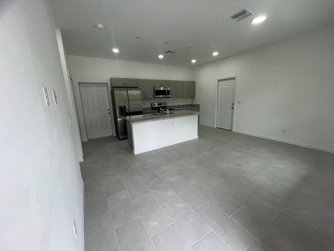Foto del edificio - BRAND NEW ONE BEDROOM, ONE BATH-ONE CAR GARAGE- LEHIGH ACRES