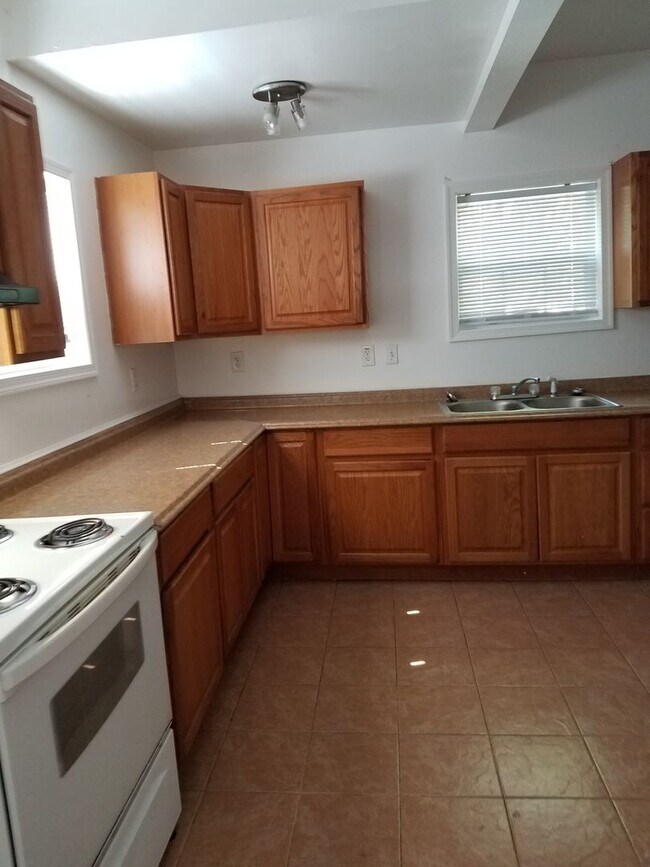 Foto del edificio - 4 bedroom 2 bath unit within minutes of Old Dominion University