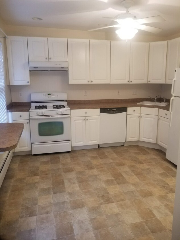 17 Asnuntuck St Unit 17, Enfield, CT 06082 Room for Rent in Enfield