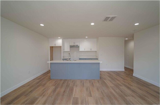 Building Photo - 326 E 73rd St