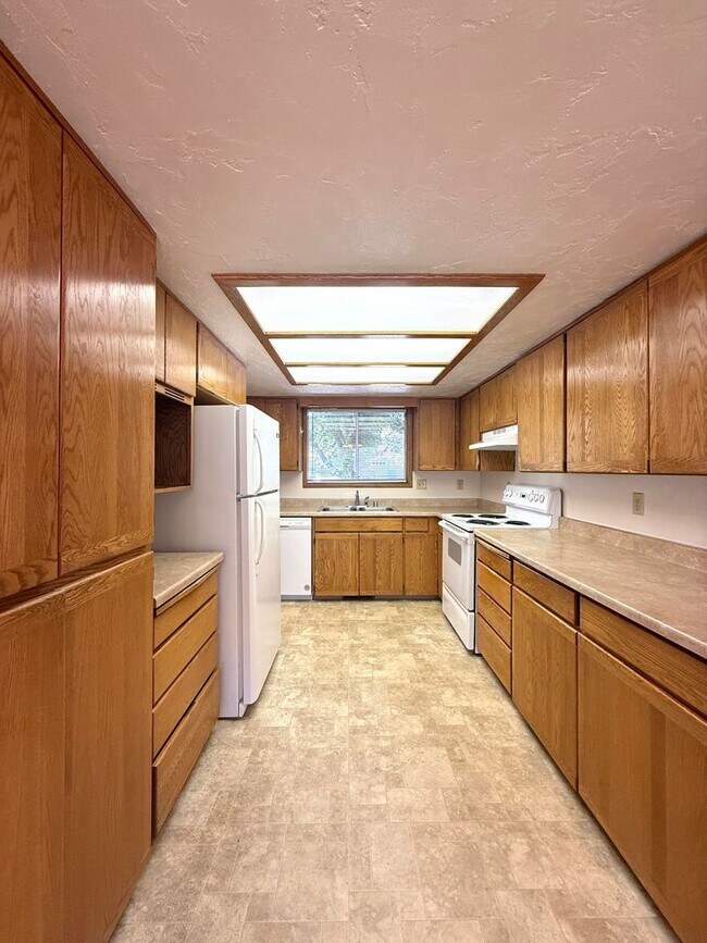 Foto del edificio - Roomy 3 Bed, 2 Bath Home in Northeast Medford
