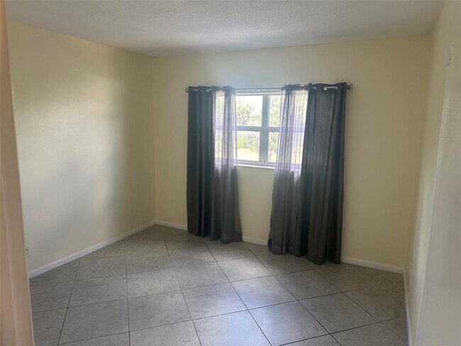 Building Photo - 1152 NW 30th Ct
