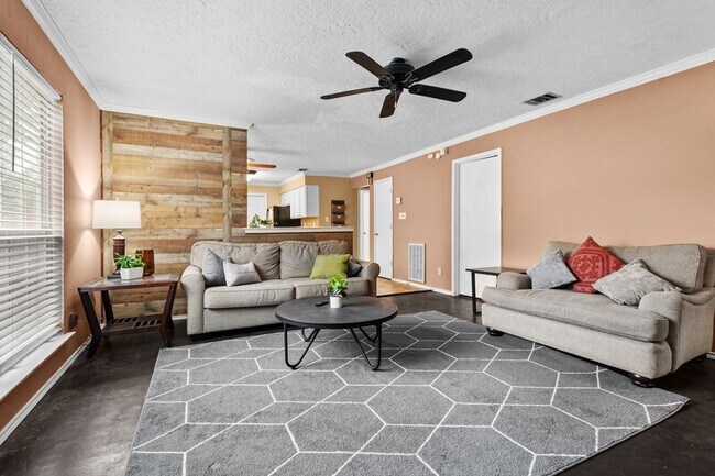 Building Photo - 4133 Emerson Dr