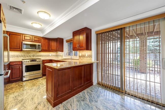 Foto del edificio - 2132 Linwood Ave