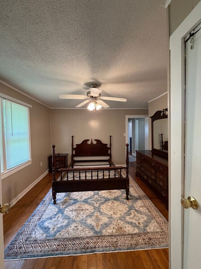 Foto del edificio - Charming Remodeled Farmhouse with Large Yard in Convenient Kingsport Location
