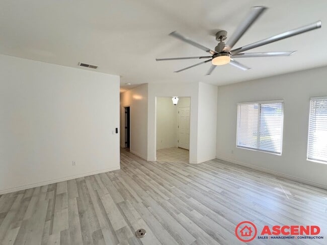 Building Photo - 4 Bedroom Home Next To CSUB!