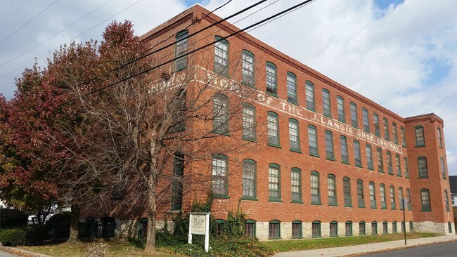 Building Photo - 201 N Chestnut St