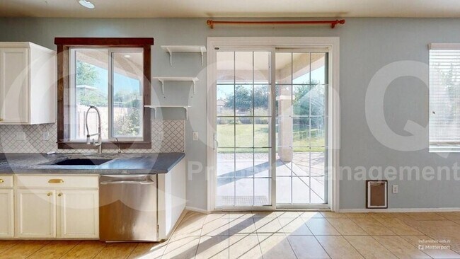 Foto del edificio - 1459 E Chestnut Ln