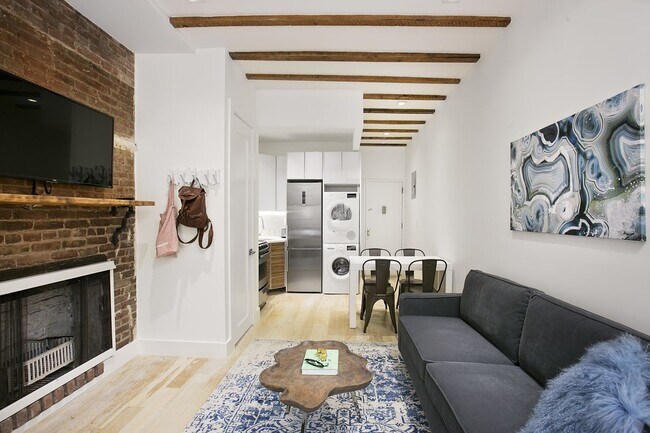 Foto del edificio - 222 E 10th St