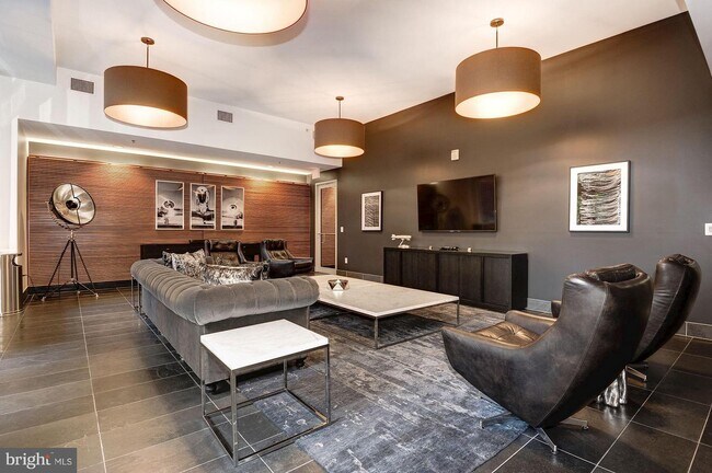 Salón - 1000 New Jersey Ave SE