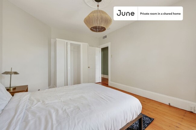 Building Photo - Room in Shared 4 bed/1 bath home