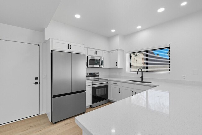 Foto del edificio - REMODELED! Three bedrooms plus den!