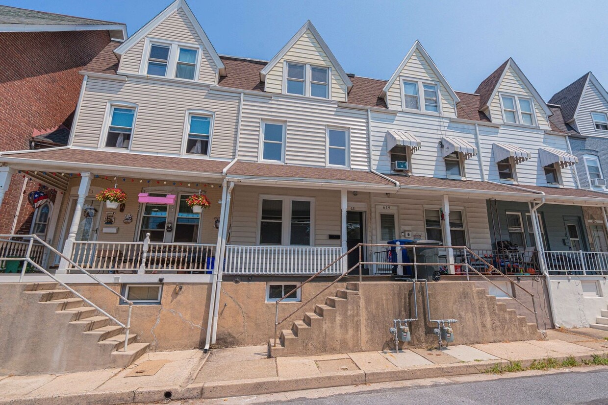 Foto principal - UPDATED FOUR BEDROOM/1.5 BATH TOWNHOME