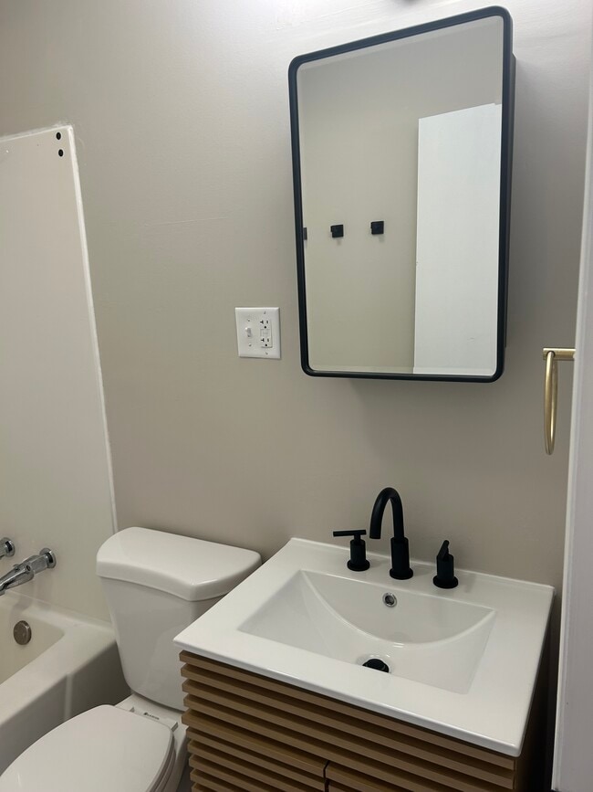 Building Photo - 1034 Bluff Ave