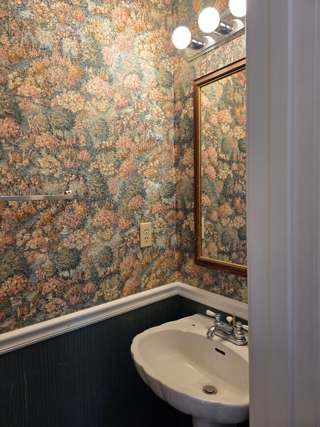 Baño de entrada del primer piso - 8628 Indian Springs Rd