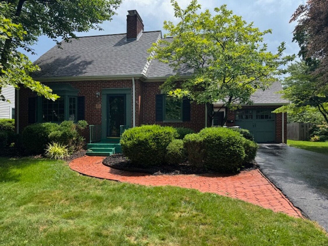 Foto principal - Brick Cape Cod in Upper Arlington School D...