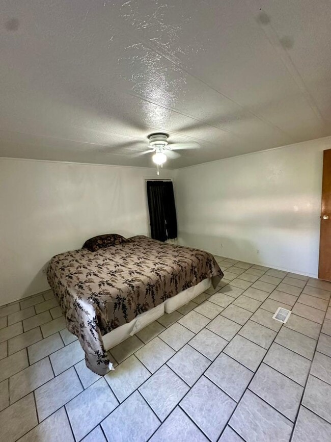 Building Photo - 944 Lucinda Dr