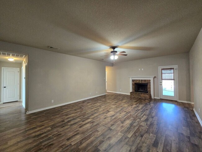 Foto del edificio - NEW IN MANAGEMENT - AVAILABLE NOW!