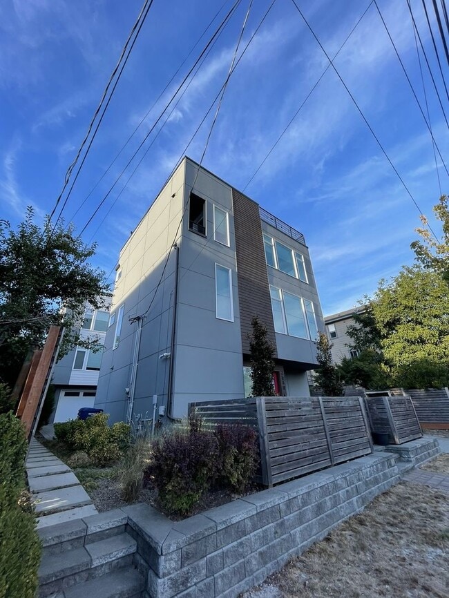 Building Photo - 2614 SW Genesee St