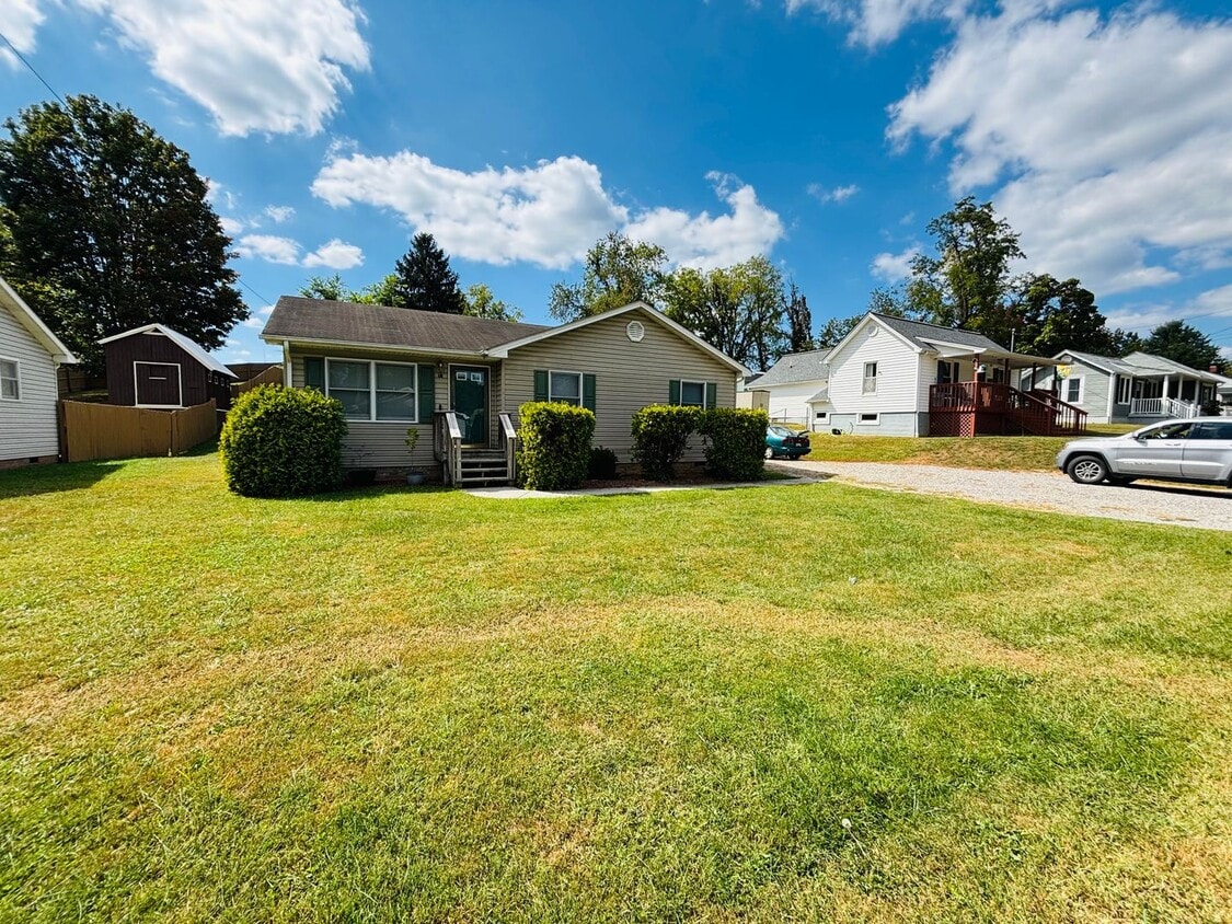 3 Bedroom, 2 Bath House - 3 Bedroom, 2 Bath House