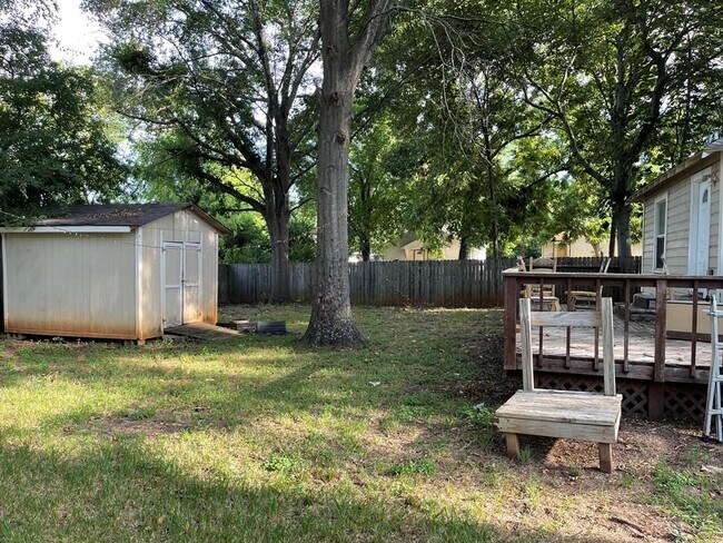 Building Photo - 2003 Banita St