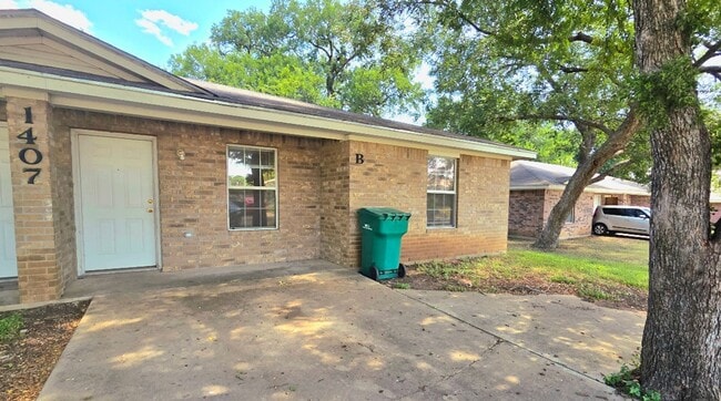 Building Photo - AVAILABLE NOW! (SECTION 8 ACCEPTED)