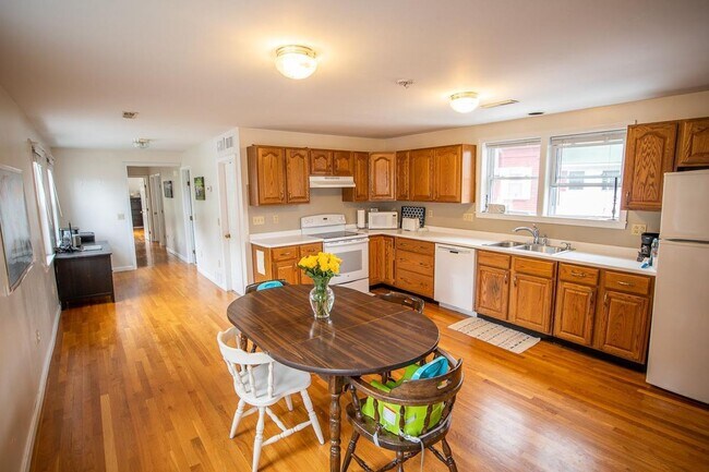 Building Photo - ***Please Respond Directly to the Online L...