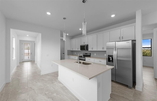 Cocina con isla y protector contra salpicaduras de azulejos - 18928 Indian Rock Pl