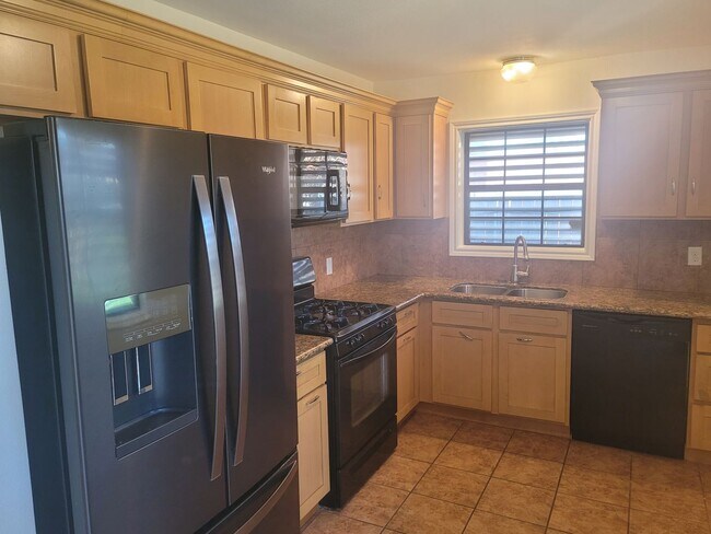 Building Photo - Single Story 3 bed 2 bath - close to the b...