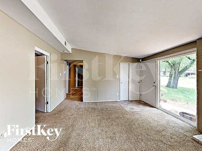 Foto del edificio - 805 Robinwood Dr
