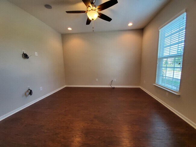 Building Photo - 281 Larimar Ave