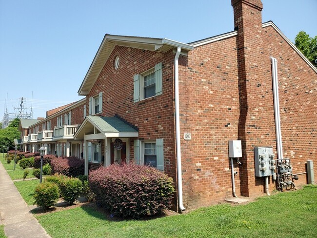 Foto del edificio - 2 Bedroom Townhome walking distance to Plaza Midwood.