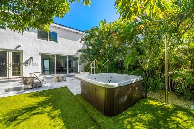 Building Photo - 3166 Royal Palm Ave