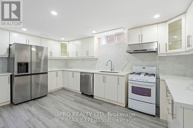 Building Photo - 30 Larchwood Pl