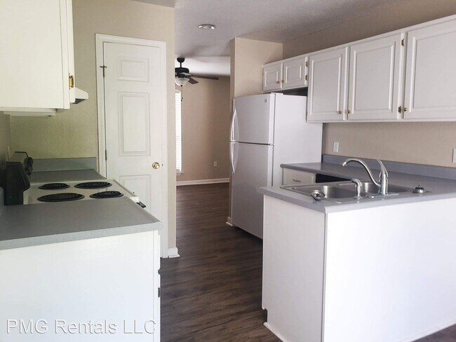 Building Photo - 2 br, 2 bath House - 900 Stephen Dr. #7