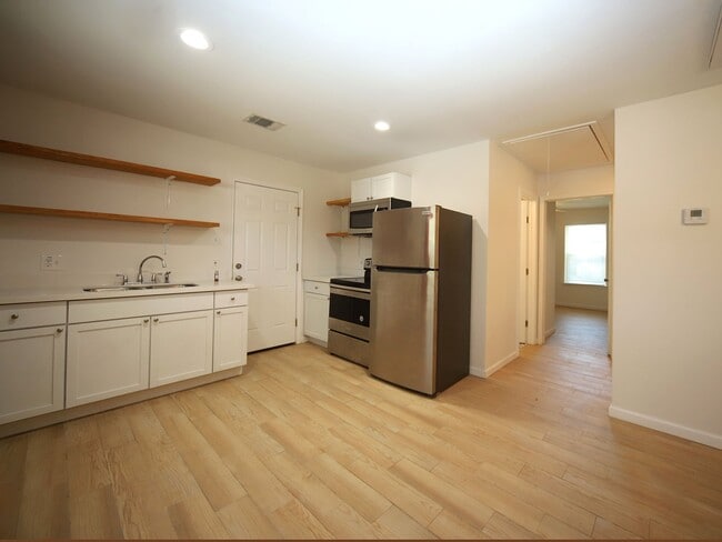 Building Photo - 6709 Greenhurst St