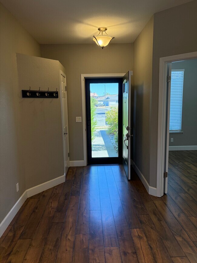 Building Photo - 1605 Paseo Flores Dr