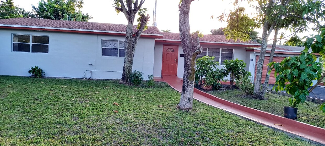 Foto principal - 1130 NW 18th Ct