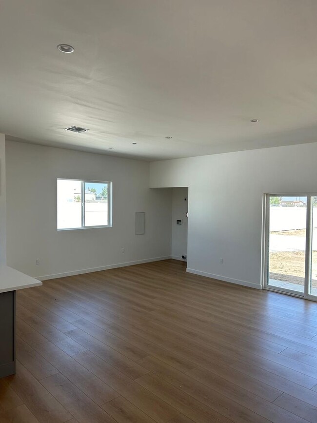 Foto del edificio - 9308 E Ave T 6