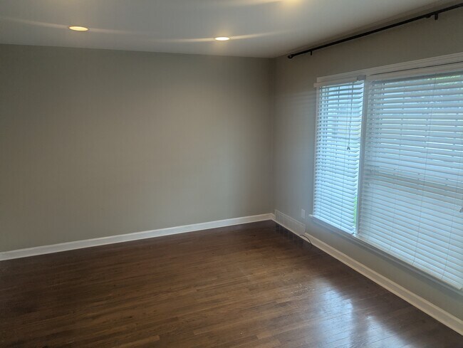 Foto del edificio - 821 E 54th St