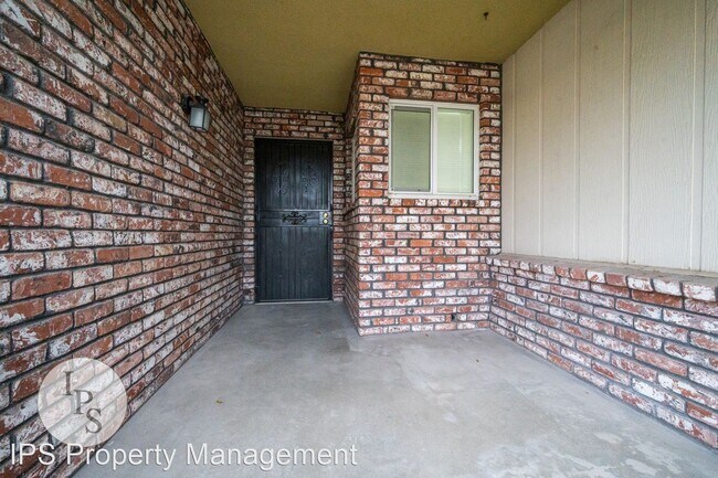 Building Photo - 4 br, 2 bath House - 2086 E. Palo Alto Ave.