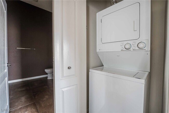 Foto del edificio - 2305 W Horizon Ridge Pkwy